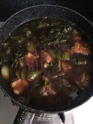 咸菜焖猪肉排骨的做法