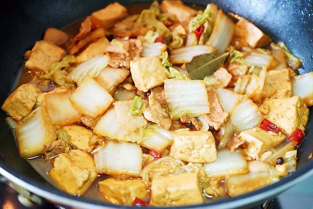 家常美食新滋味，豆腐炒土豆白菜的创意做法与营养揭秘