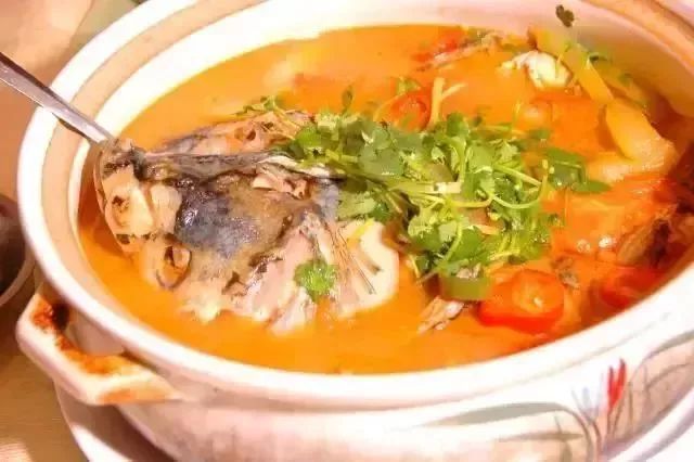 黄酒烧豆腐鱼头，醇香鲜美，滋养身心