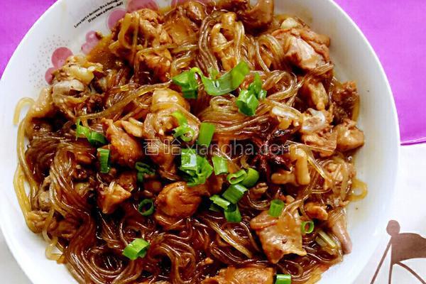 家常美味，鸡腿炖粉条的做法与营养解析