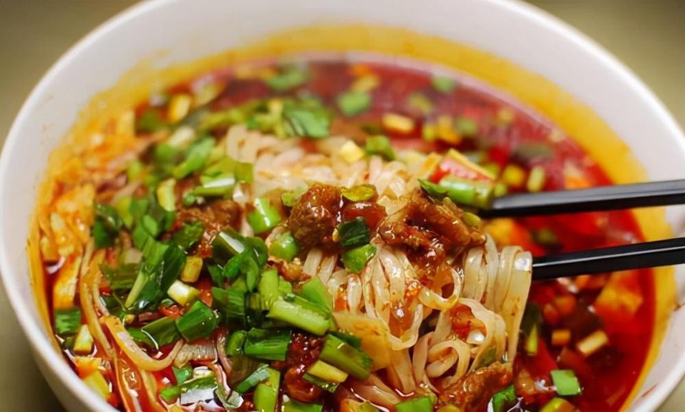 油炸豆腐臊子的美味奥秘，家常美食的制作与享用