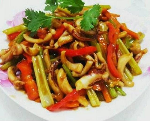 芹蒜炒油豆腐，家常美味，营养健康一步到位