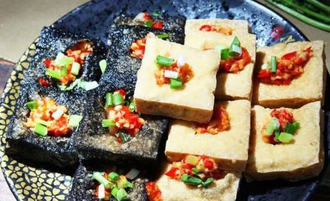 长沙臭豆腐块，闻臭识美味，传统小吃魅力揭秘