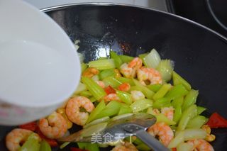 西芹炒腰果虾仁，营养美味的三重奏，轻松打造家常佳肴