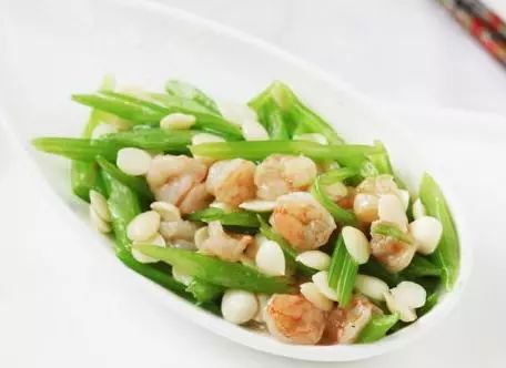 西芹炒腰果虾仁，营养美味的三重奏，轻松打造家常佳肴