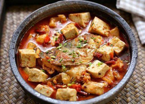 红烧豆腐与烤黑鱼的美味碰撞，家常美食新体验