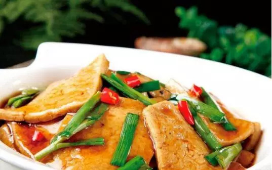 家常美食扣碗豆腐卷，口感鲜美，营养满分