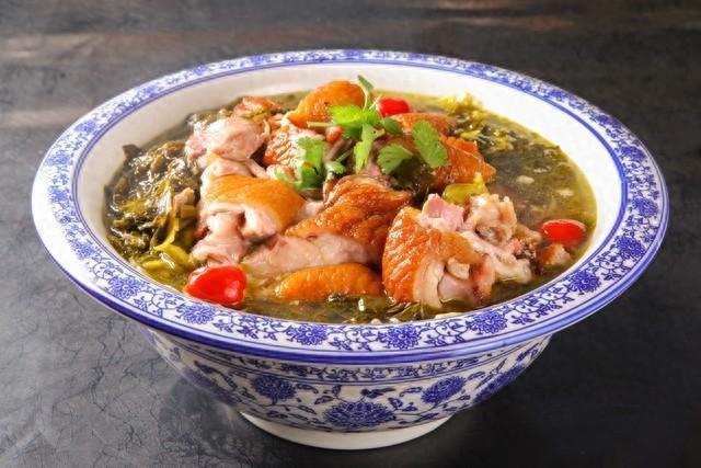 酸菜腌肉炖豆腐，家常美食的醇厚滋味