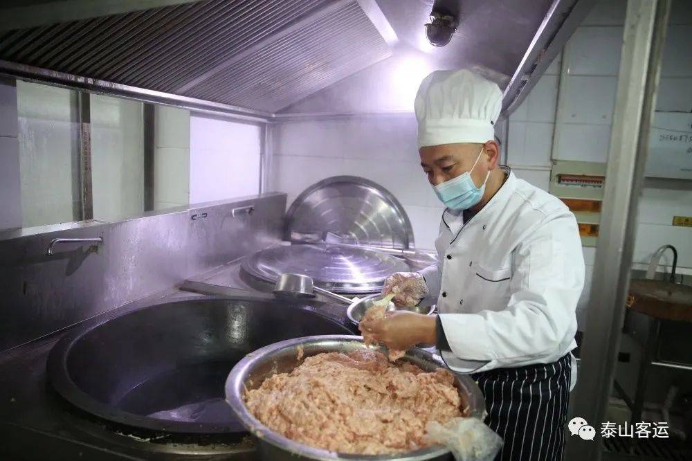 酸菜腌肉炖豆腐，家常美食的醇厚滋味