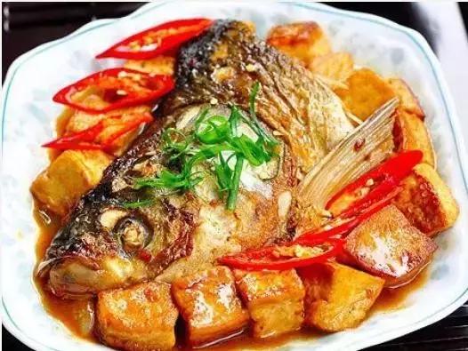 吊烧鱼的魅力，传统美食的现代演绎