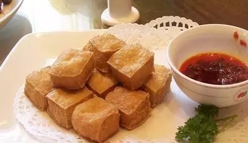 广安正宗臭豆腐，闻臭识美味，传统小吃里的独特魅力