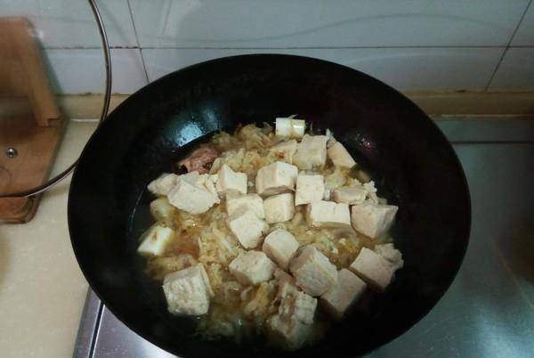 酸菜笋子焖豆腐，酸爽开胃的家常美味