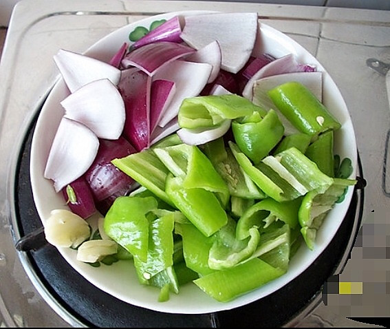 豆腐炒洋葱青椒，家常美味，营养满分