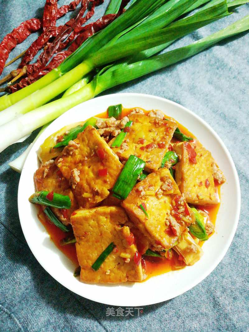 家常美食的魅力，大蒜炒红烧豆腐的独到做法与养生之道