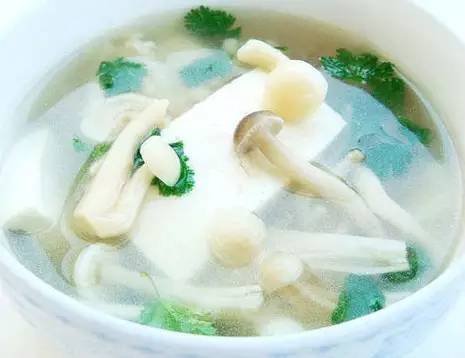 鱼块清炖豆腐白菜，滋补养生的家常美味