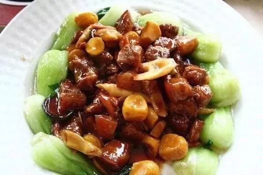 红烧肉板栗，传统美食的完美融合，口感鲜美又营养