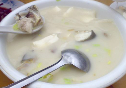 蘑菇炖豆腐炖鸡蛋的做法