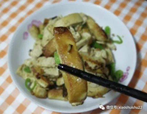 家常美味，炒农村小豆腐的制作秘诀与营养解析