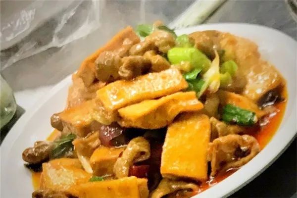 铜陵臭豆腐烧肥肠，独特风味，美味再现