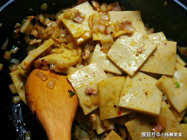 洋葱千页豆腐，家常美食的鲜美搭配