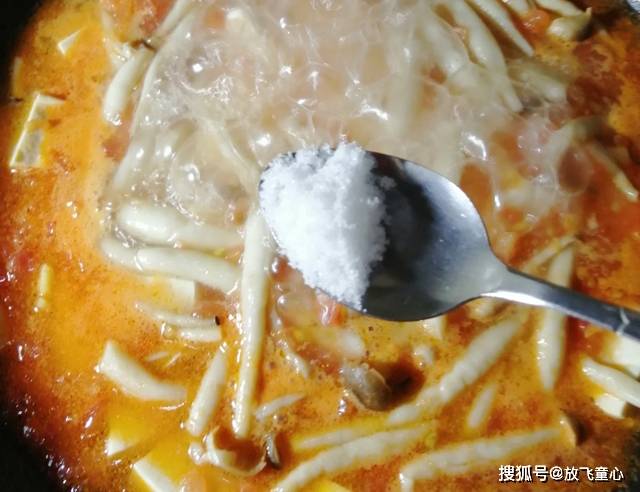 咸肉炖鱼豆腐，家常美食中的鲜美秘诀