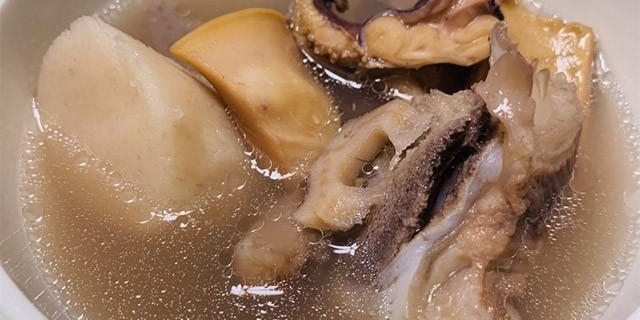 排骨鸡肉炖鱼汤的做法