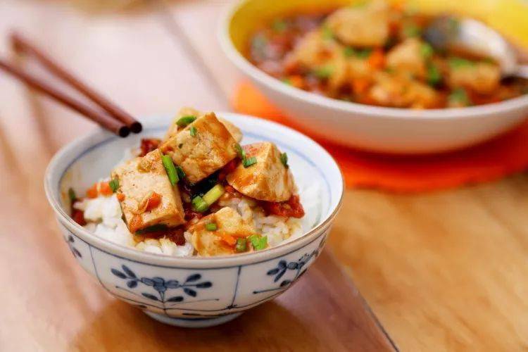 家常美食新做法，卤水豆腐炸肉酱，美味升级！