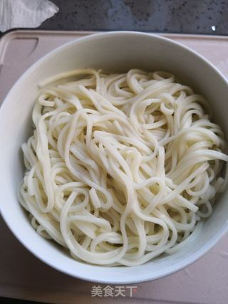 青椒鸡蛋捞面条，家常美食的全新演绎