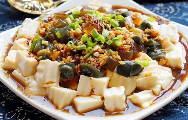 煨辣椒皮蛋豆腐，家常美食的全新尝试