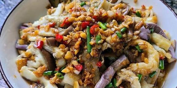 油炸蒜蓉茄子的魅力，香气四溢，美味可口的小吃做法揭秘