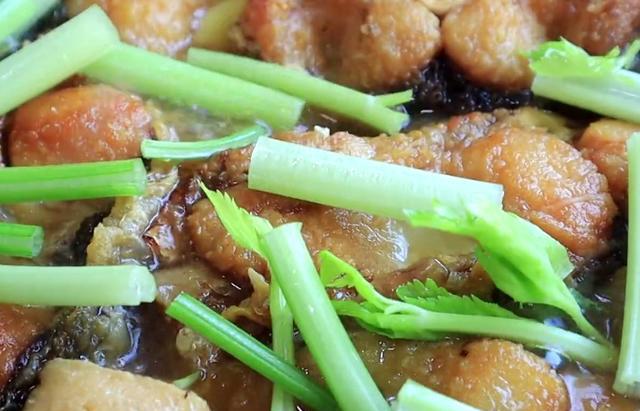 油豆腐煮草鱼，家常美食中的美味与营养