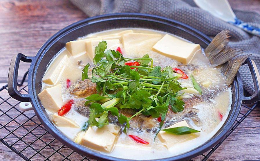 豆浆鲫鱼豆腐汤，营养滋补的美食佳品，简单易做又美味