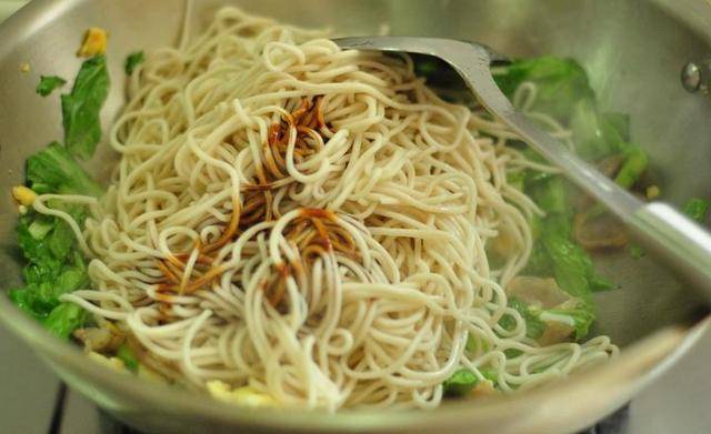 鸡蛋挂面炒面家常做法