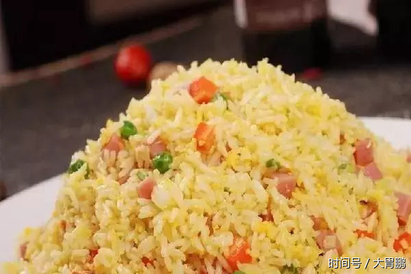 火腿炒饭这样做，美味又营养，家常必备的快手美食