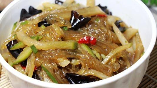 家常美食的魅力，红萝卜炖粉条的温暖滋味