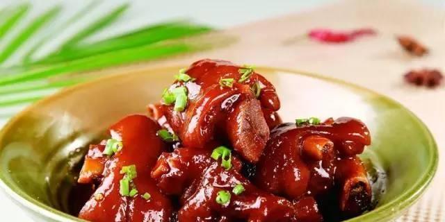 整个猪蹄膀的美味逆袭，家常做法与营养解析