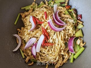 肉丝炒面的做法