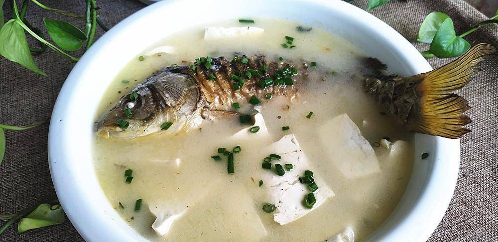 鲫鱼炖豆腐下奶汤，营养滋补，助力产后恢复