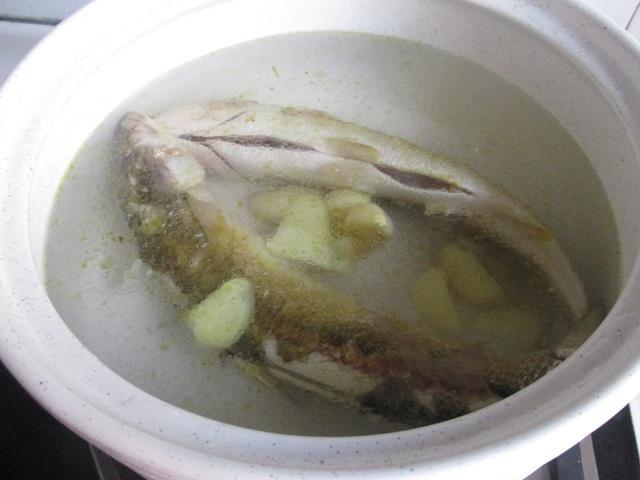 墨鱼豆腐猪肉炖，海鲜与肉类的美味融合