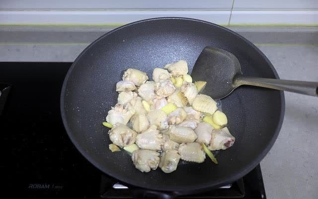 鸡翅猪脚土豆汤的做法