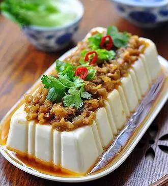 夏日消暑佳品，凉拌鹅蛋豆腐的制作与功效