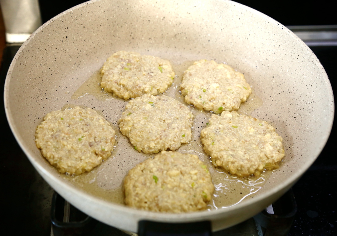 家常美食，猪肉豆腐炸饼的美味与营养制作指南