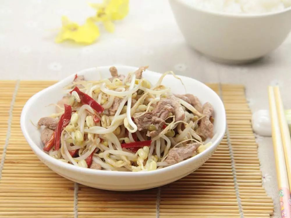 夏日消暑佳品——凉拌猪脚片的美味与营养解析