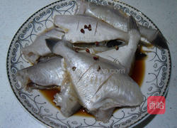 田鸡烧剥皮鱼的做法