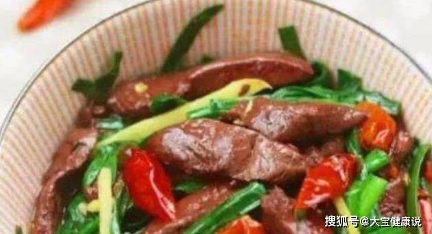猪血豆腐青菜烧肉，家常美食的鲜美搭配与营养揭秘