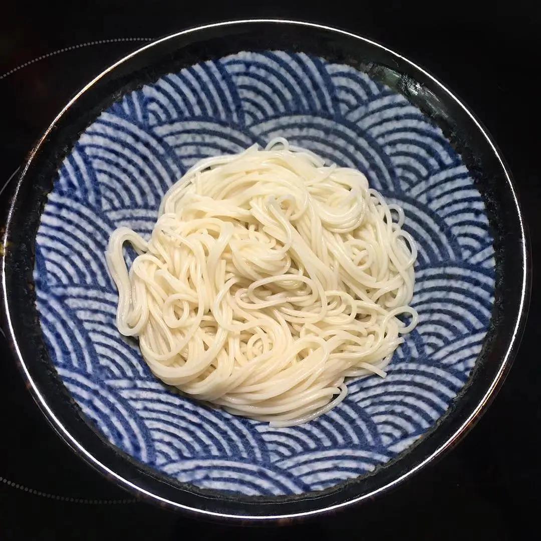 排骨面淋香油的做法