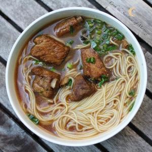 排骨面淋香油的做法