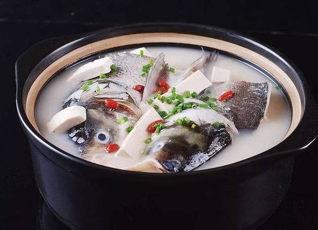 香菇炖鲤鱼豆腐，鲜美滋补的家常美食