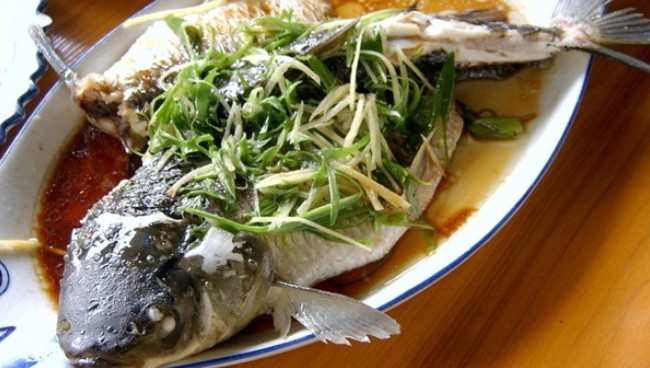 广东清蒸鲩鱼，传统美味，营养健康的家庭佳肴