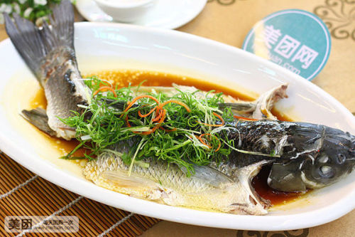 广东清蒸鲩鱼，传统美味，营养健康的家庭佳肴